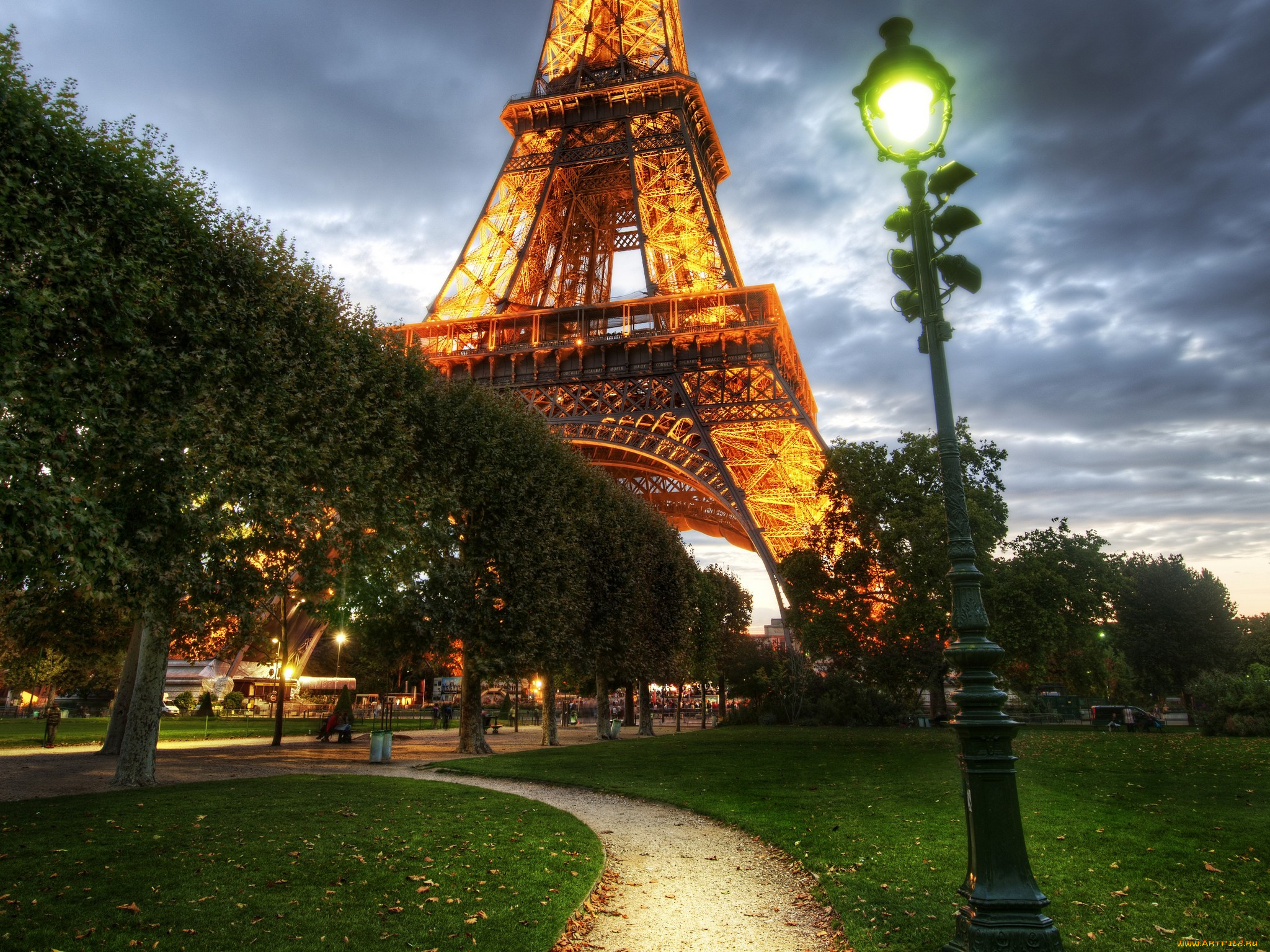 Paris france. Эйфелева башня в Париже. Город Франция Эйфель башня. Эйфелева башня в Париже фото. Эльфийская башня в Париже.